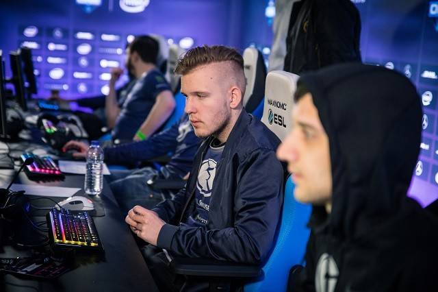 两出局后的 两出局后的